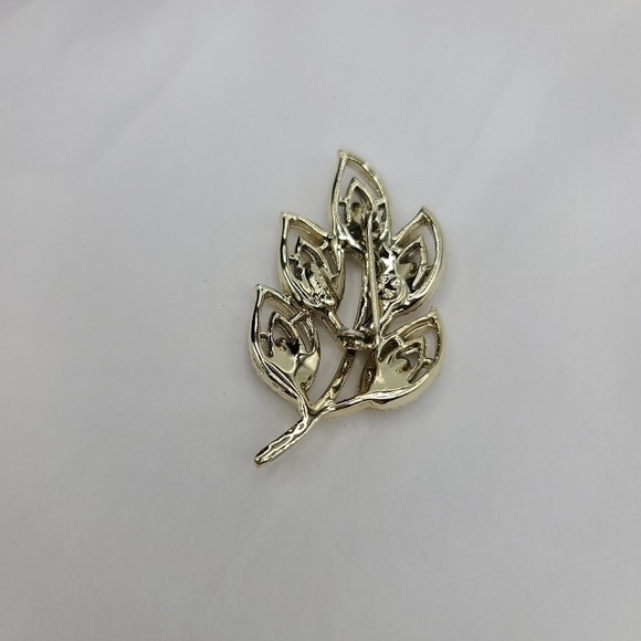 Vintage Gold Tone Leaf pin - Picture 2 of 2